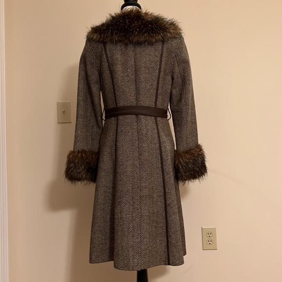 Vintage-Inspired DKNY Herringbone Midi Coat with Fur Collar & Cuffs - Picture 5 of 8